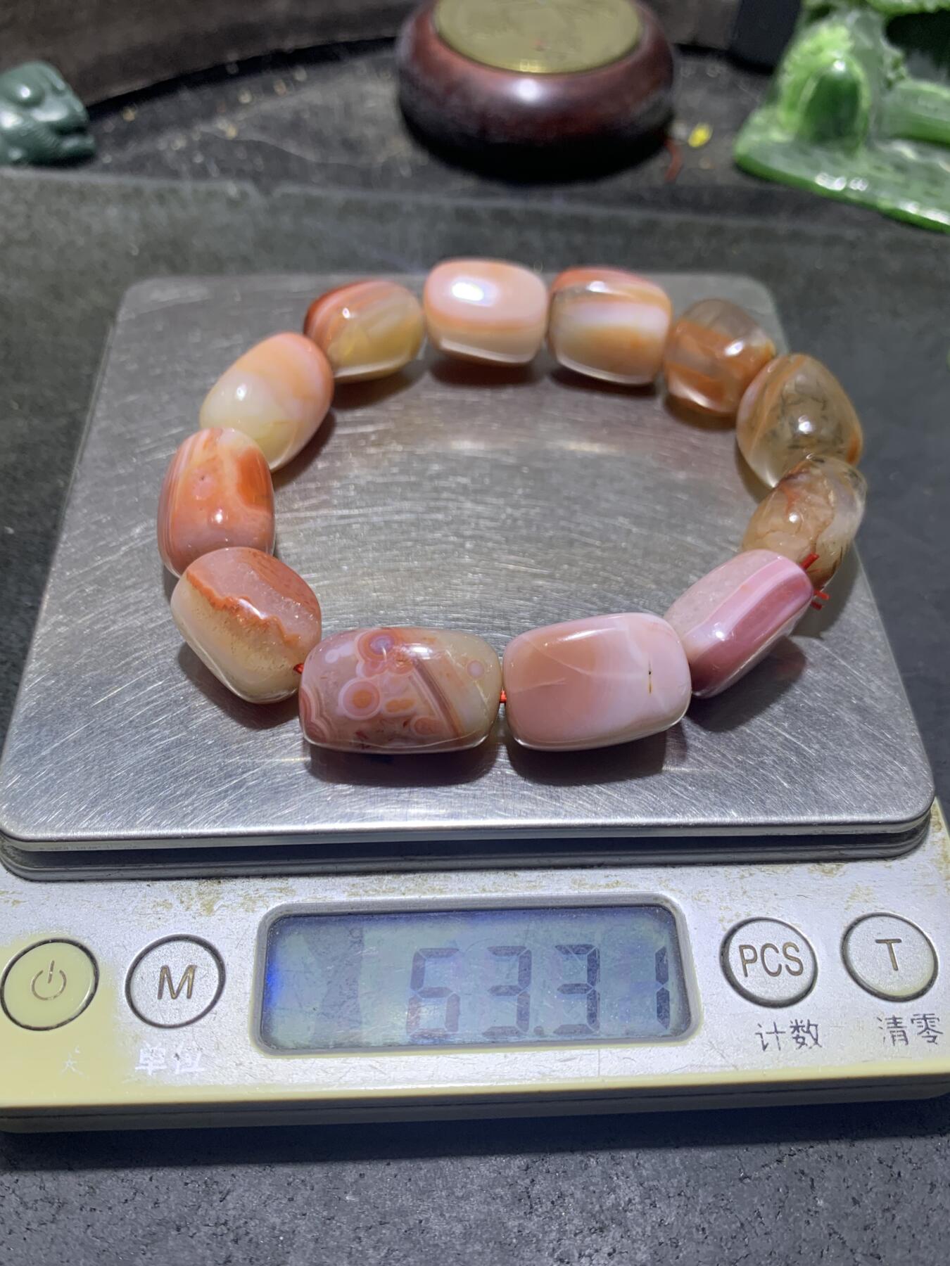 川料南红玛瑙随形手串一条，