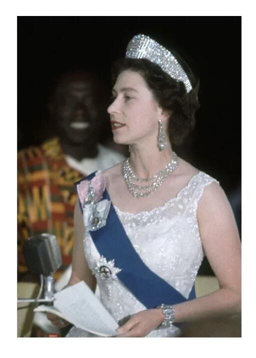 英国1977年 伊丽莎白银婚镀银高浮雕精制币章吊坠 40MM