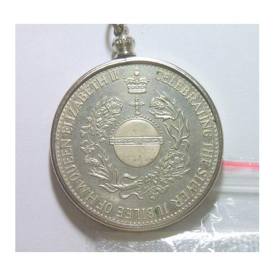 英国1977年 伊丽莎白银婚镀银高浮雕精制币章吊坠 40MM