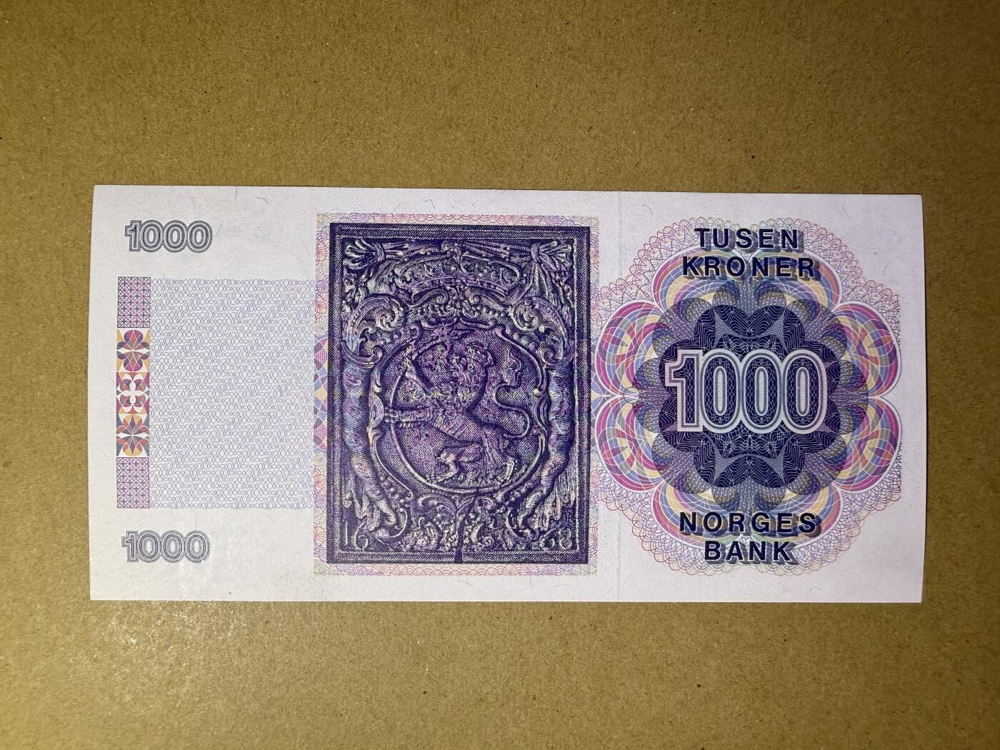 《张总收藏》184期-外币百拍春节前收官 挪威1000克朗 UNC 1989年 挪威民族主义政治领袖发尔森 顶部有一处轻微荧光 无47