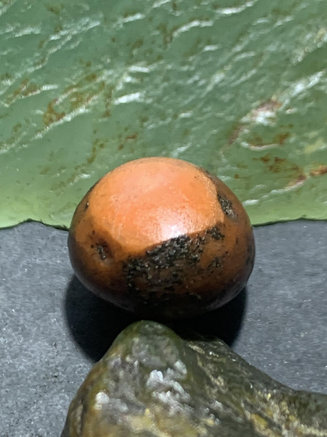精美红皮原皮开窗料南红玛瑙原石一颗，