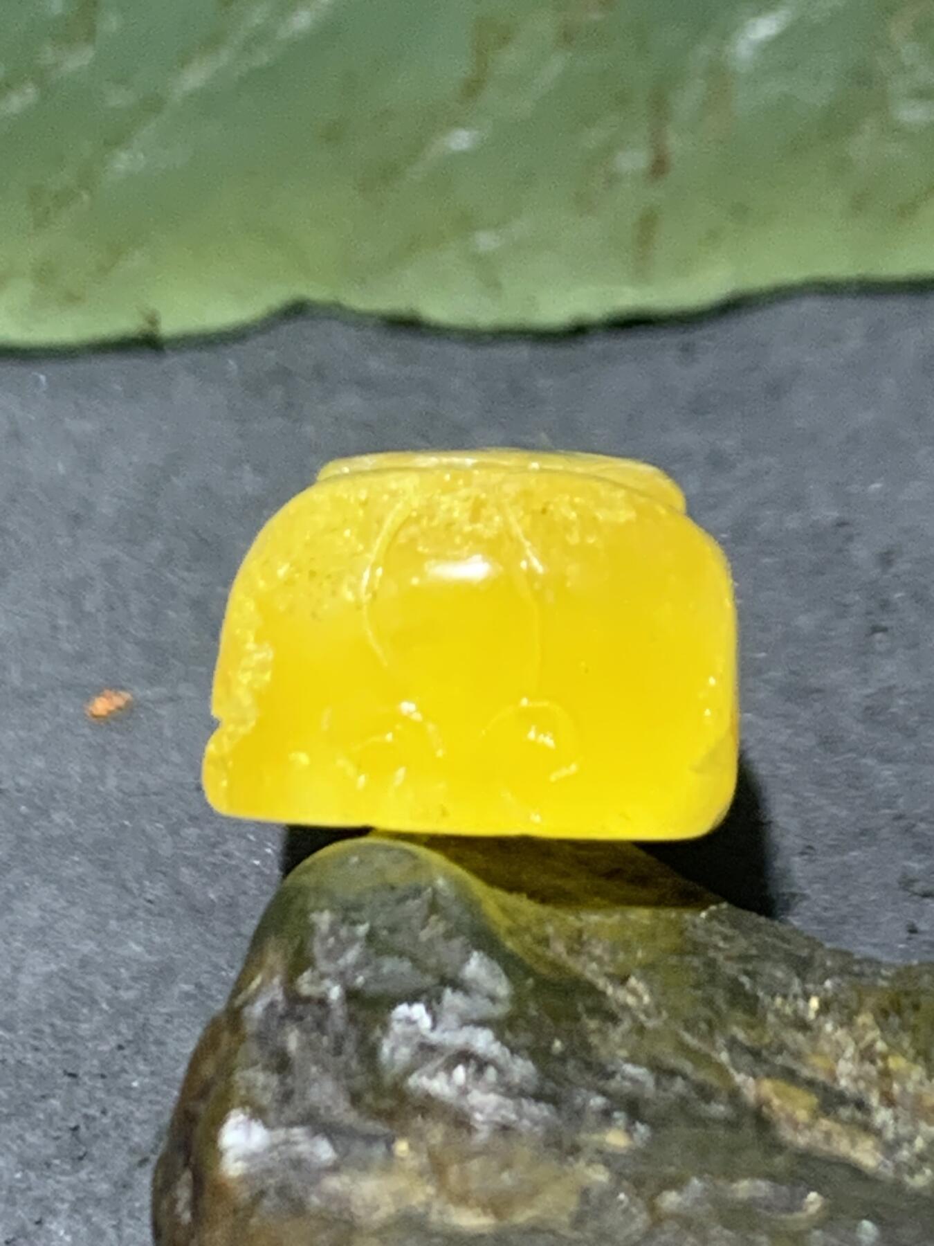 天然乌克兰原矿蜜蜡雕刻貔貅一个