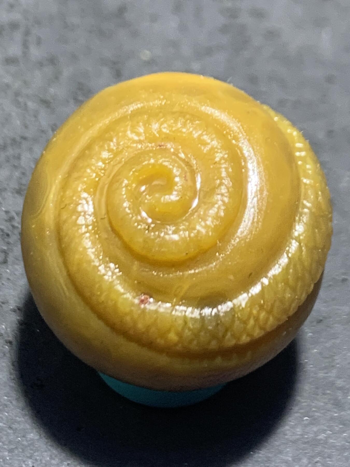 精美亚光高玉化战国红玛瑙手工俏色巧雕灵蛇随形珠一个，