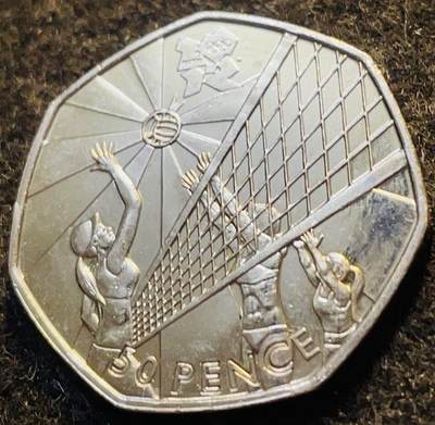 文馨钱币收藏第 215 场， - 少见近全新英国 2011 年 50 便士纪念币，排球