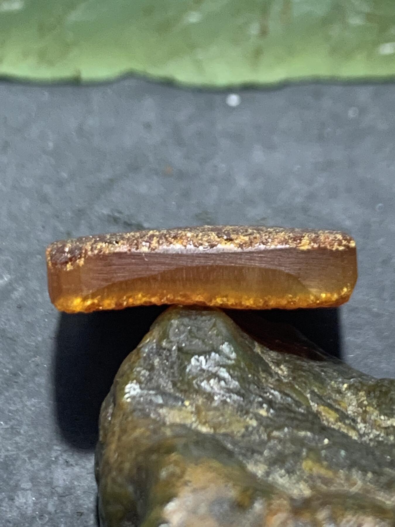 精美天然俄料原皮蜜蜡吊坠一个，