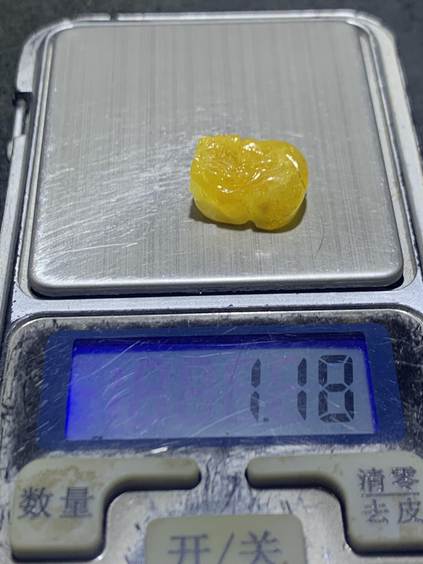 天然乌克兰原矿蜜蜡雕刻貔貅一个