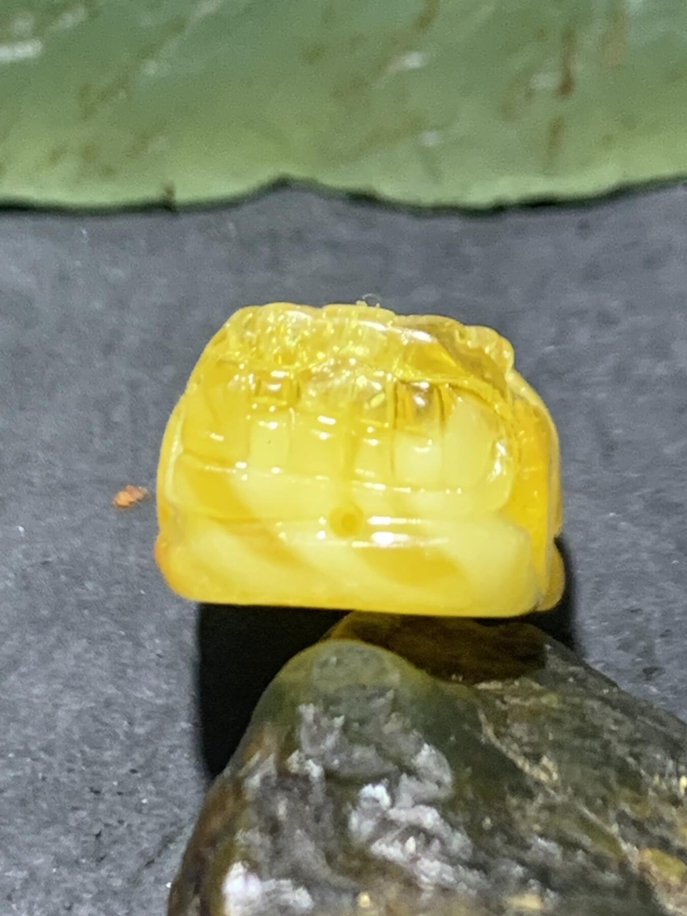 天然乌克兰原矿蜜蜡雕刻貔貅一个