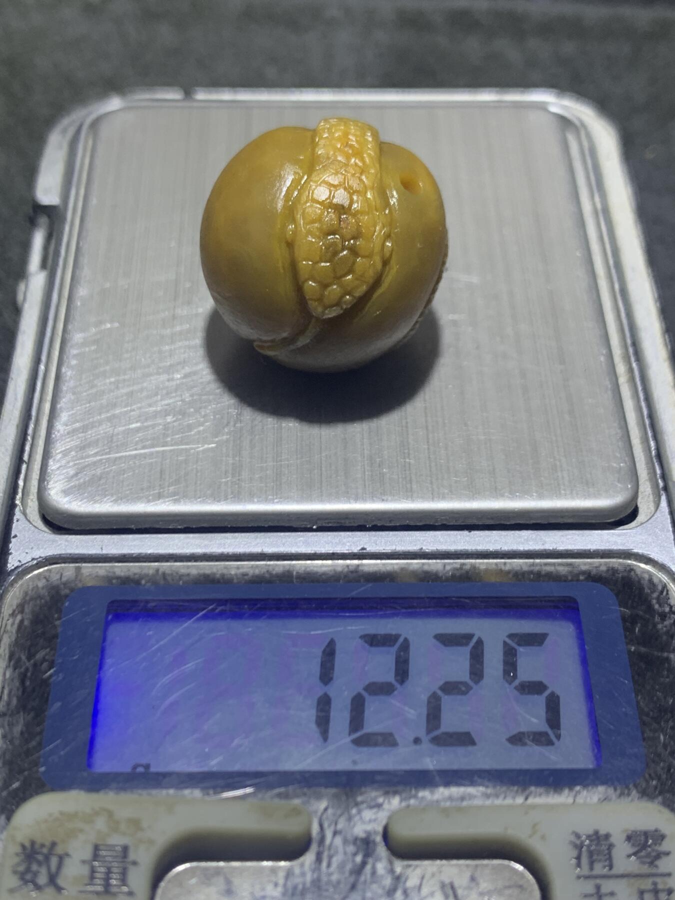 精美亚光高玉化战国红玛瑙手工俏色巧雕灵蛇随形珠一个，