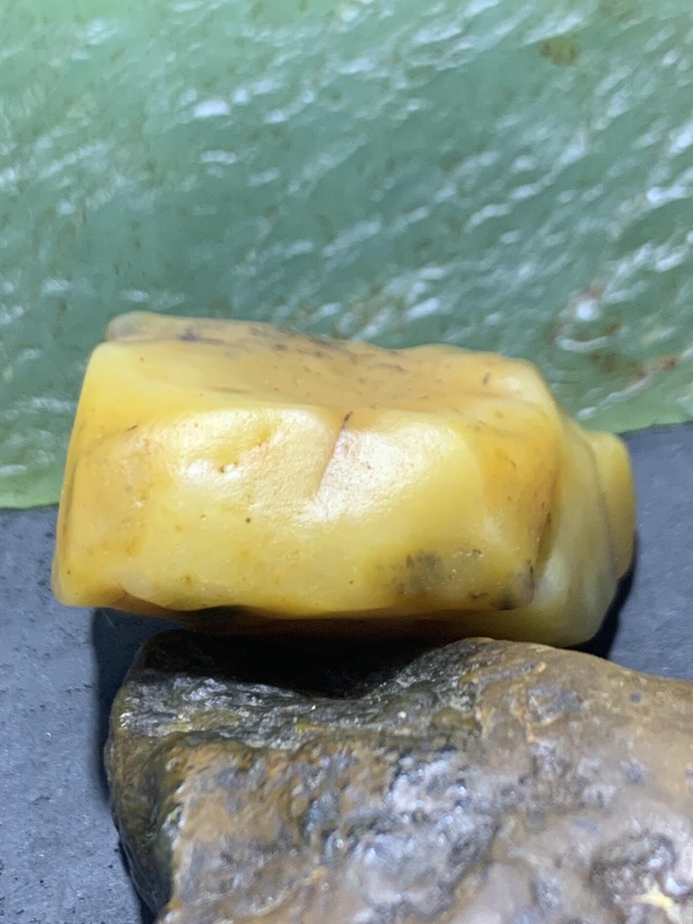 精美天然地表草花纹金丝玉籽料原石一块