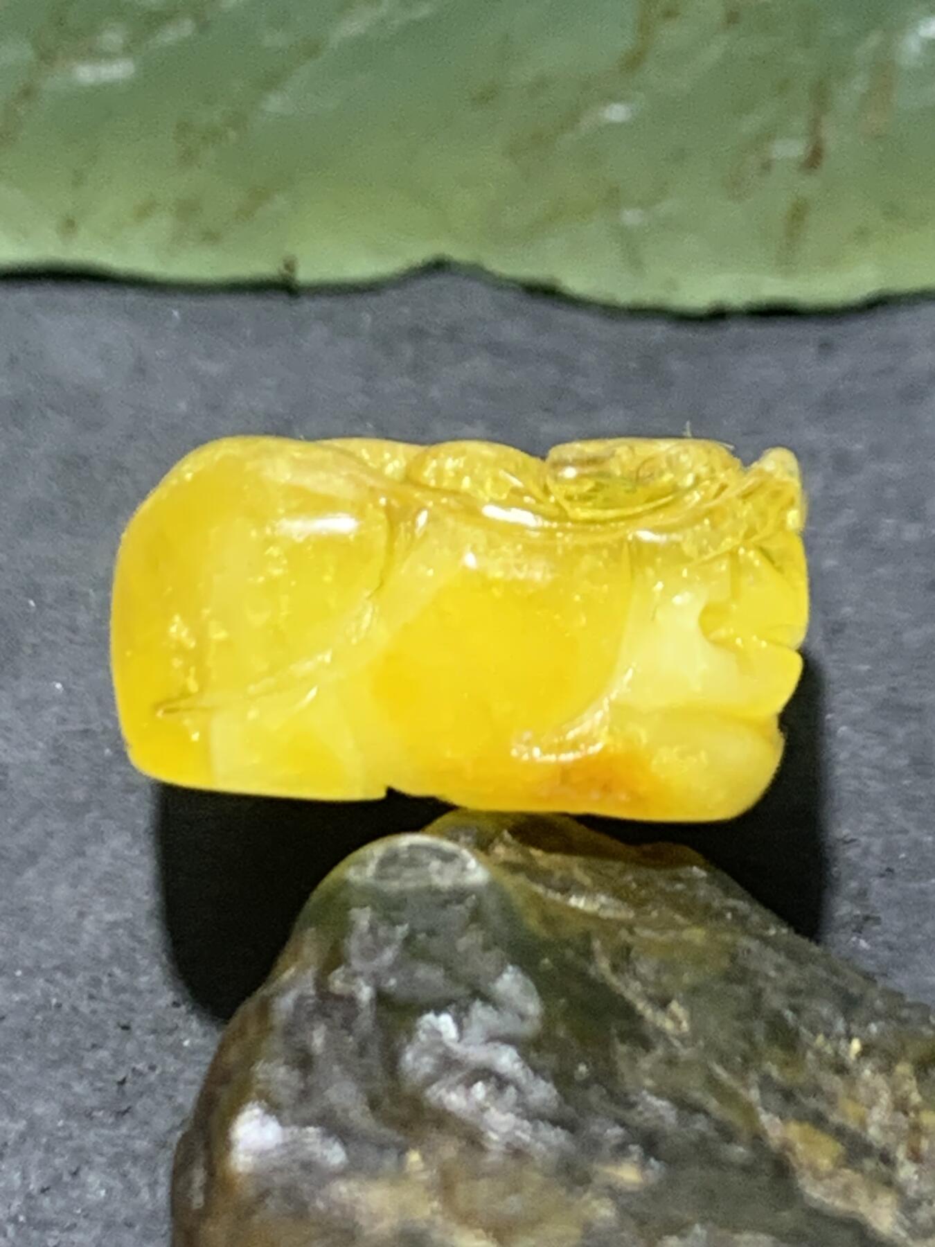 天然乌克兰原矿蜜蜡雕刻貔貅一个