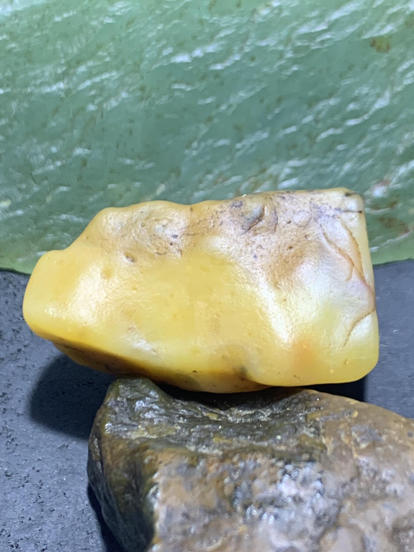 精美天然地表草花纹金丝玉籽料原石一块