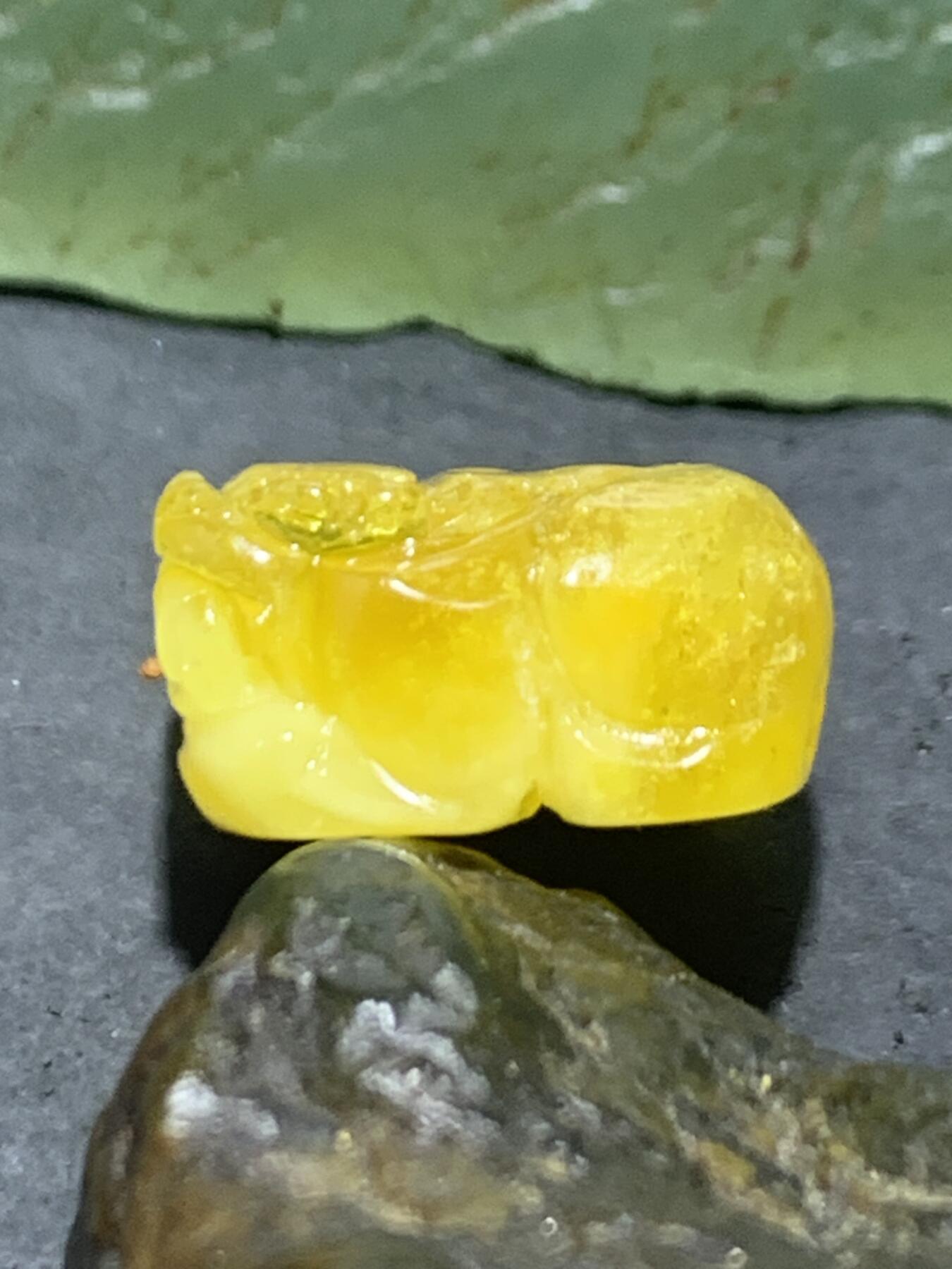 天然乌克兰原矿蜜蜡雕刻貔貅一个
