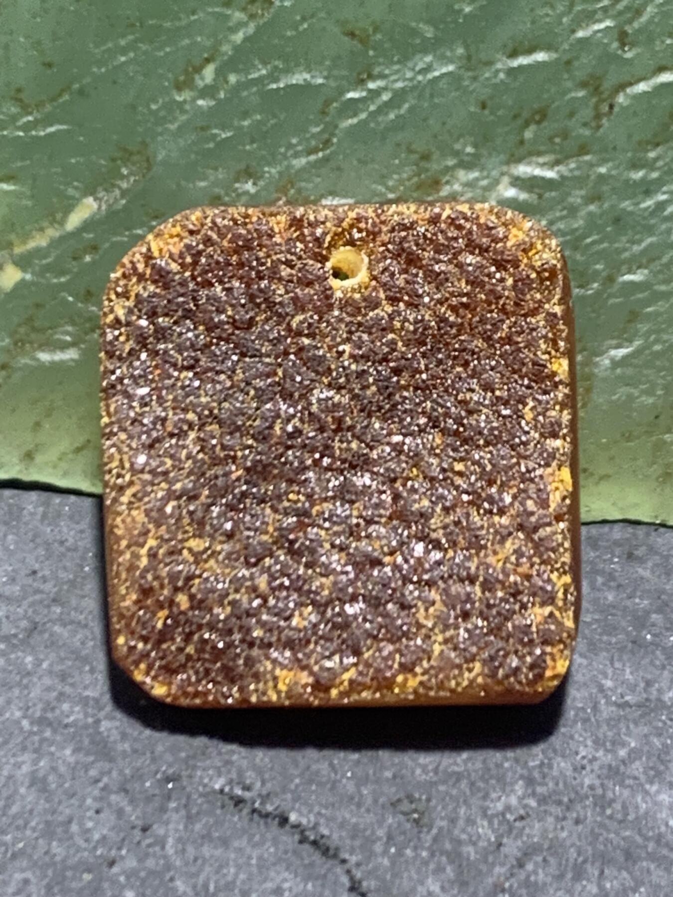 精美天然俄料原皮蜜蜡吊坠一个，