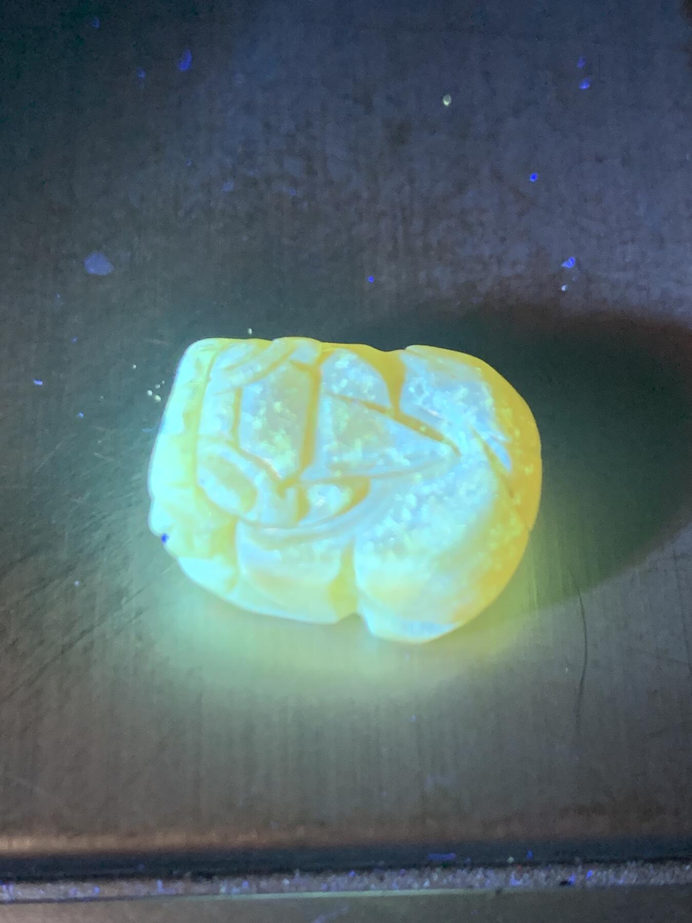 天然乌克兰原矿蜜蜡雕刻貔貅一个