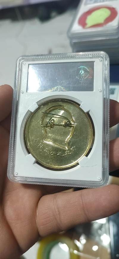 公博评级毛主席像章专场  公博评级毛主席像章—无限忠于毛主席，68分，背面有铭文：无限忠于毛主席