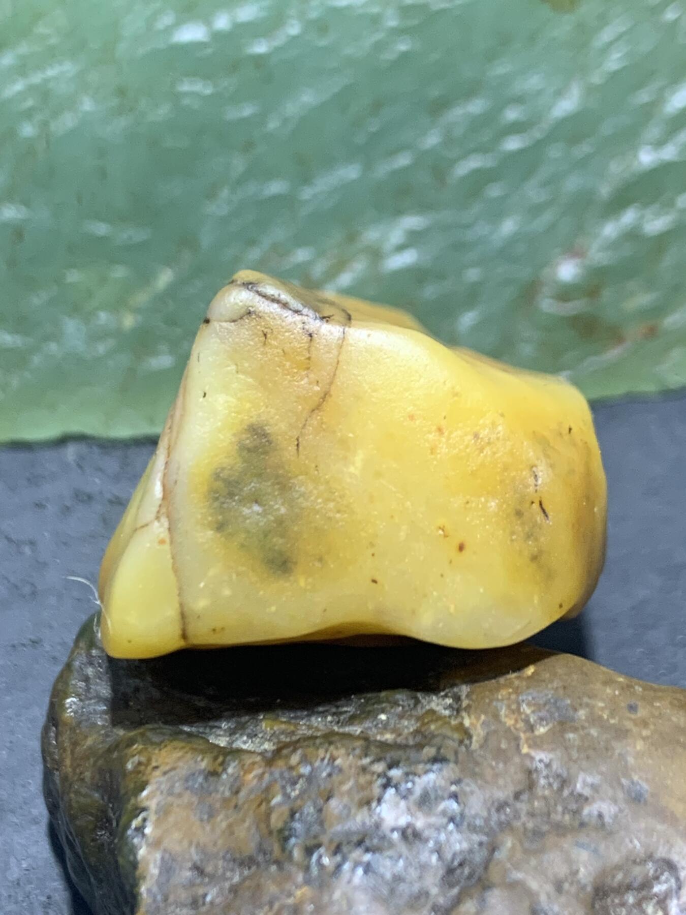 精美天然地表草花纹金丝玉籽料原石一块