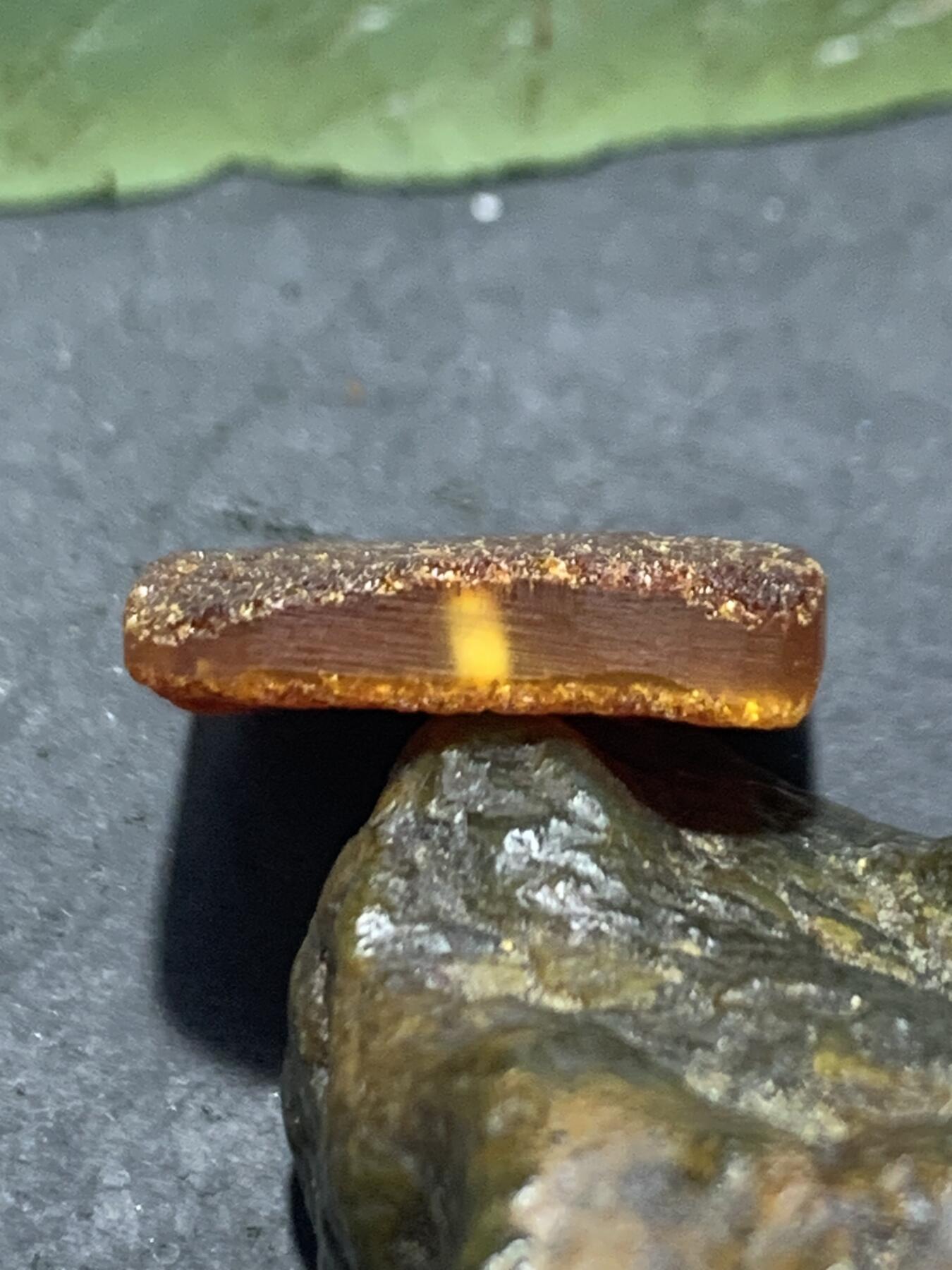 精美天然俄料原皮蜜蜡吊坠一个，