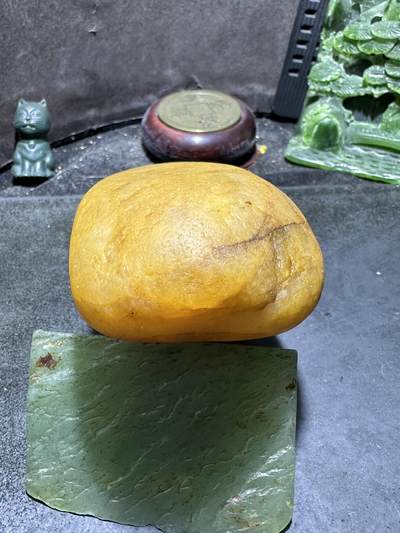 精美天然地表老料黄冻籽料金丝玉原石一块， 精美天然地表老料黄冻籽料金丝玉原石一块，