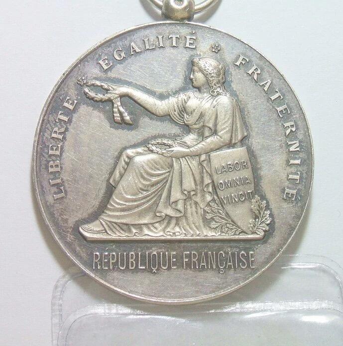 法国1905年 玛丽安娜女神坐像高浮雕精制大银章 43MM 28.5克/