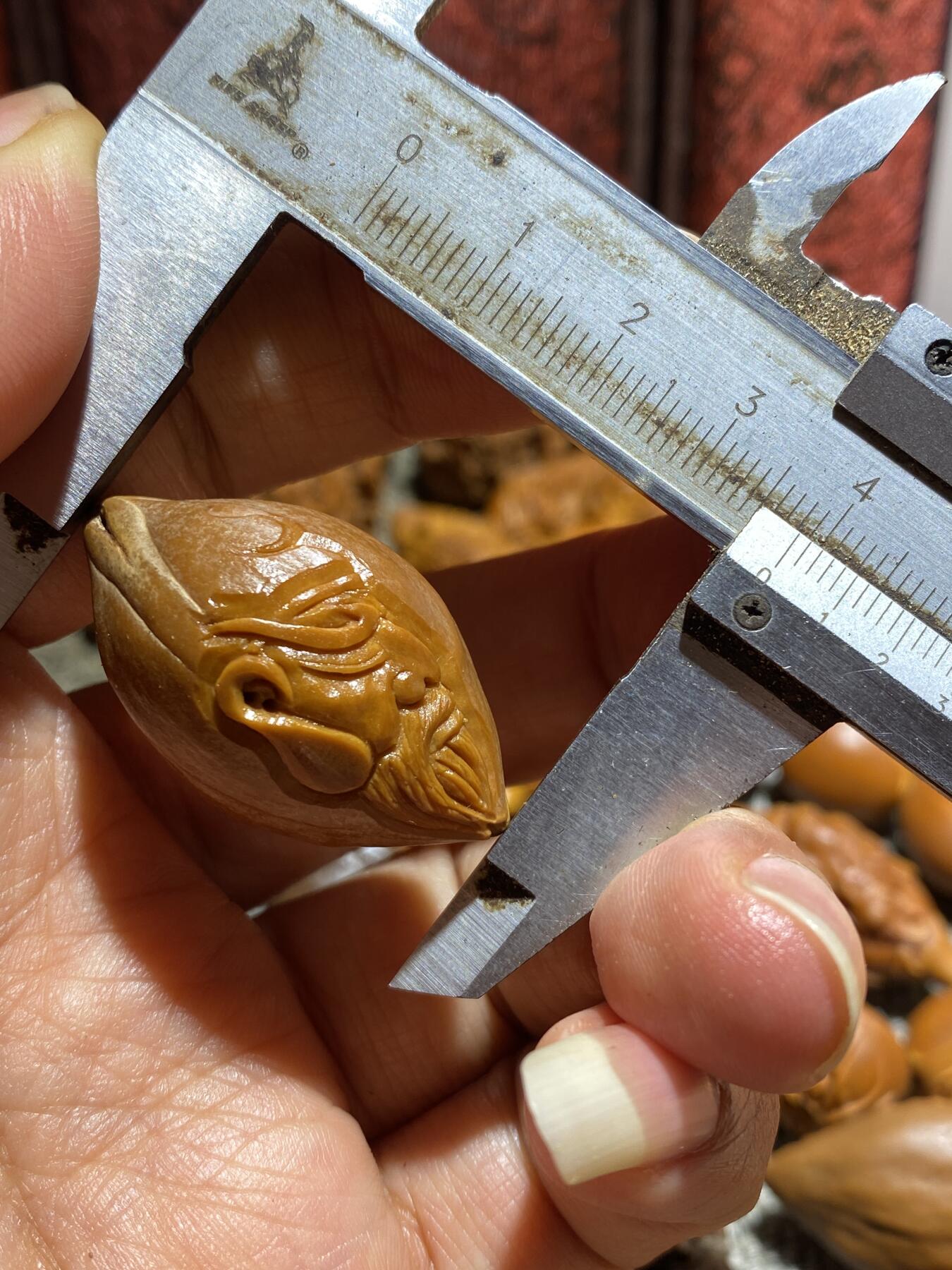 苏工手工核雕年底放漏 福利苏工核雕纯手工雕刻，老籽留刀痕忠义千秋，立体感十足表情丰富，尺寸2。3x3.8喜欢的来价格不贵
