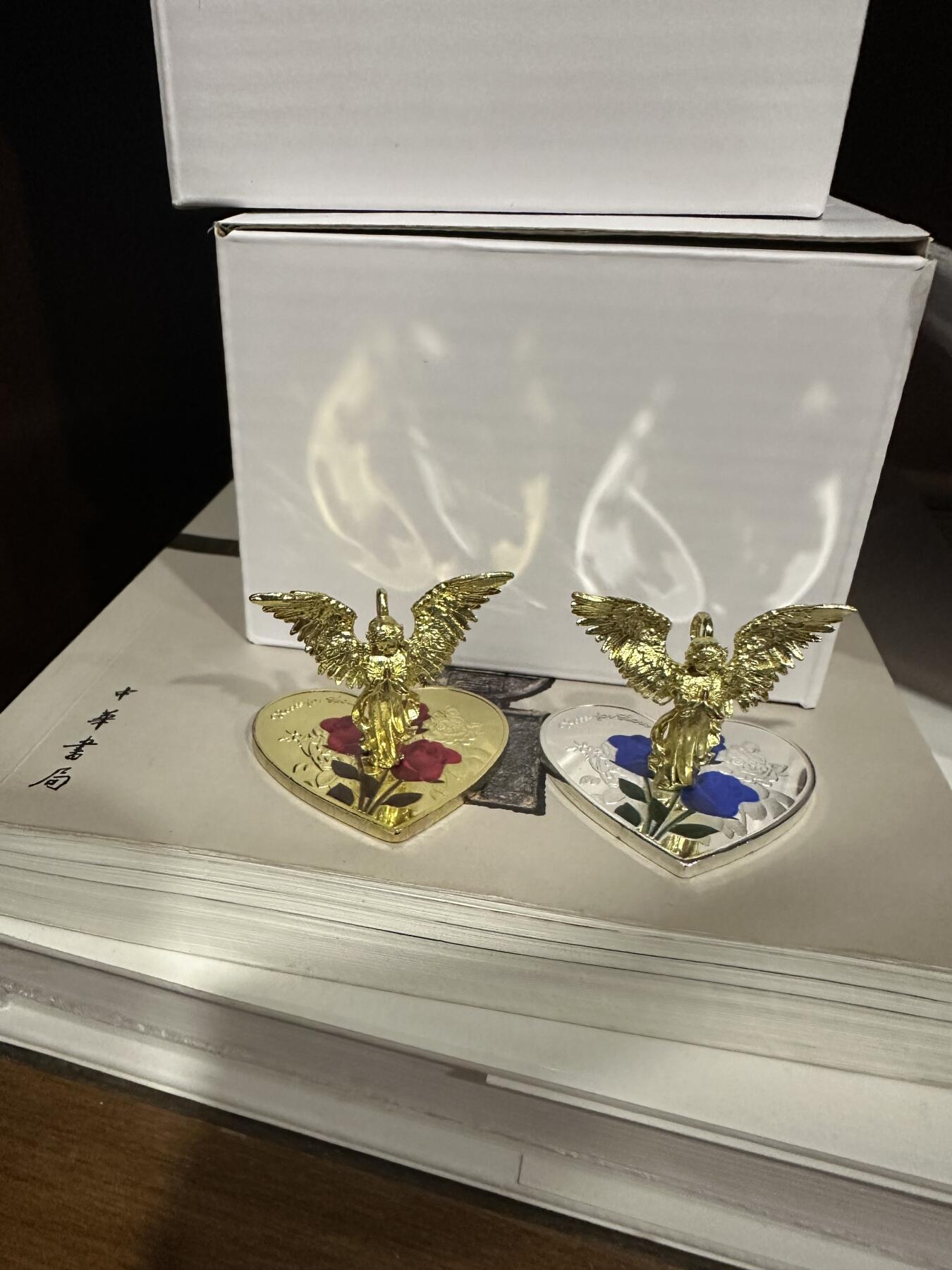 CSIS-GREAT评级精品钱币拍卖第二百八十二期 合金心形彩色纪念章镶嵌黄铜雕塑天使立体纪念章两枚