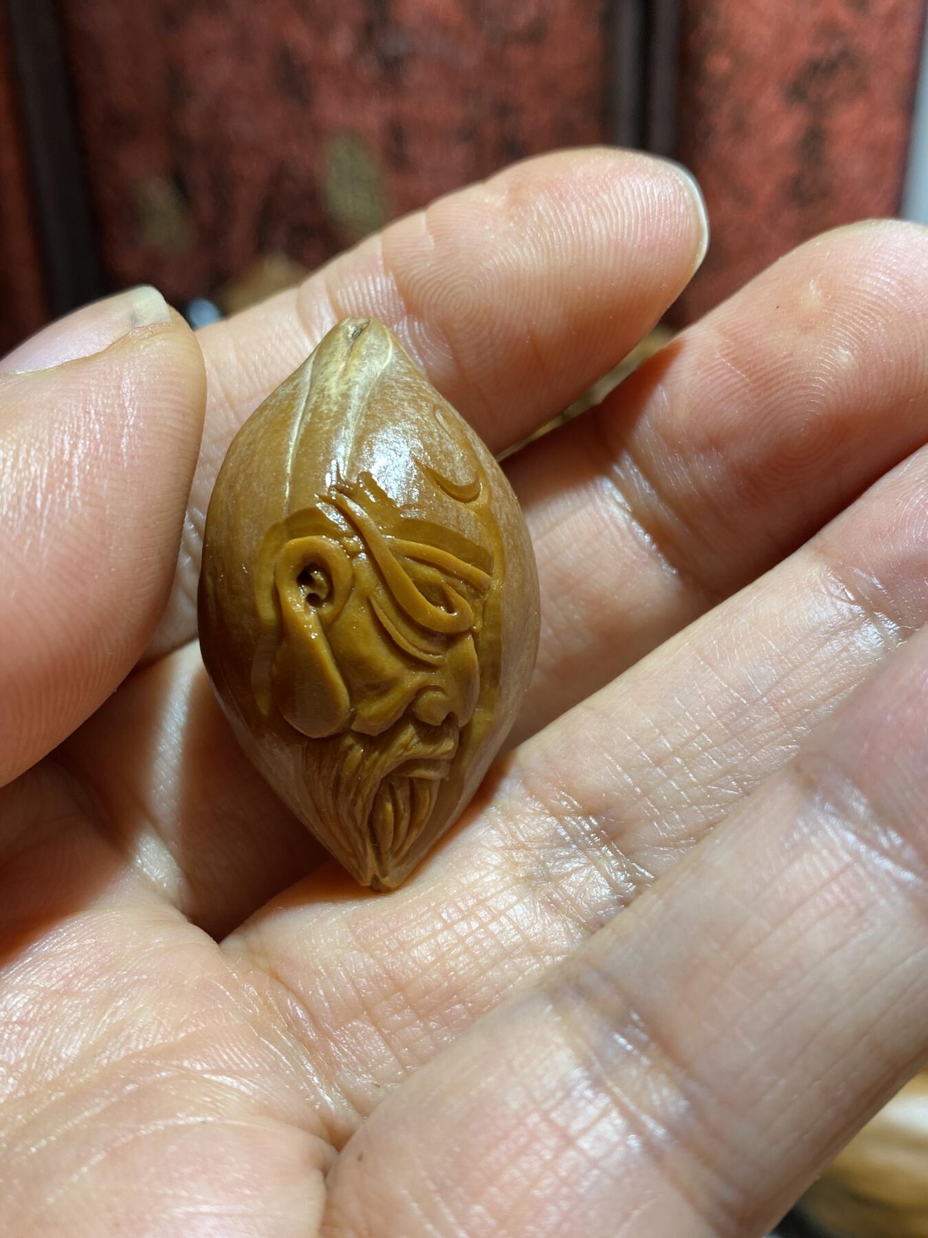 苏工手工核雕年底放漏 福利苏工核雕纯手工雕刻，老籽留刀痕忠义千秋，立体感十足表情丰富，尺寸2。3x3.8喜欢的来价格不贵