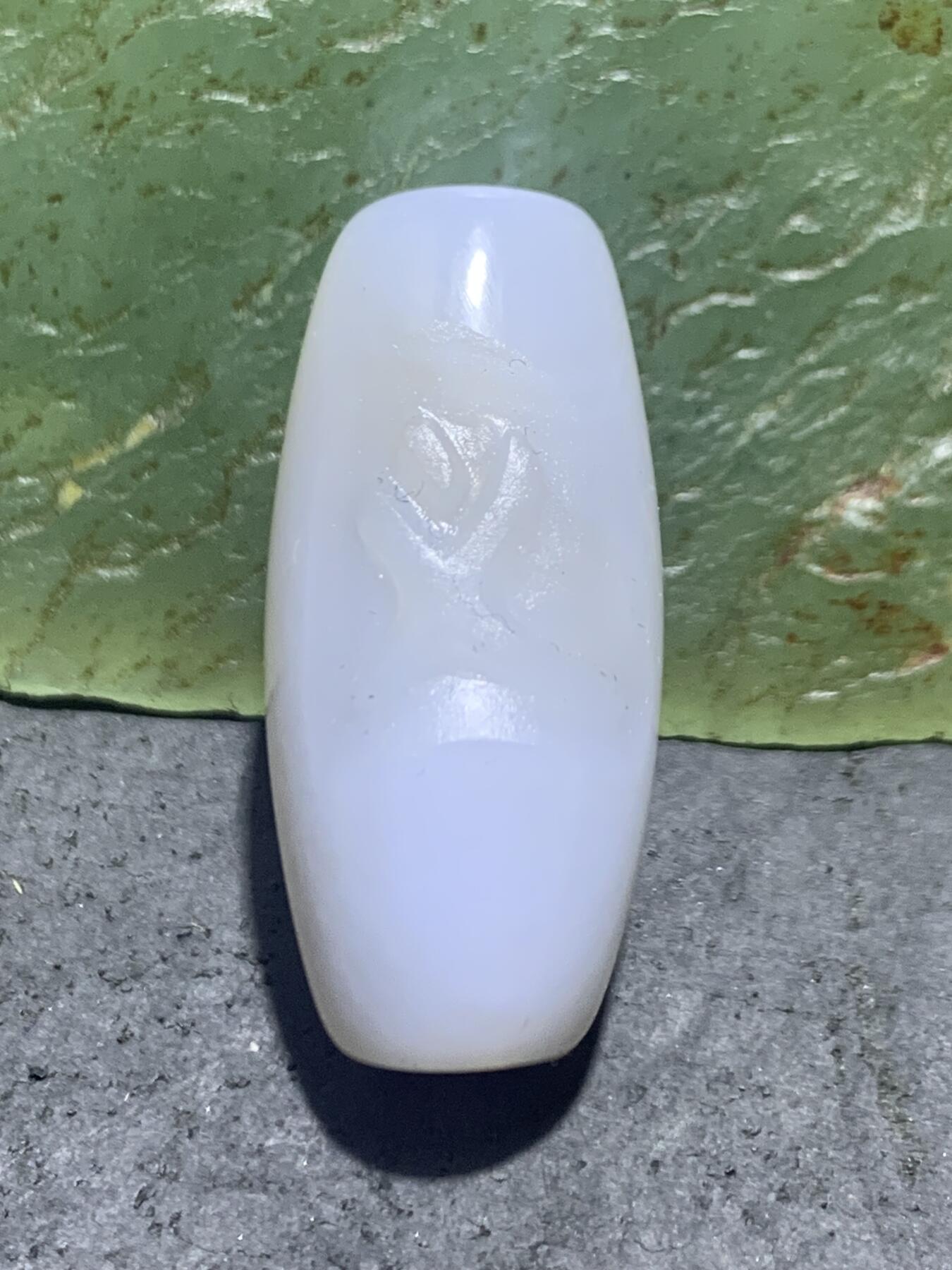 精美亚光高玉化白缠丝玛瑙手工俏色巧雕义字桶珠一个