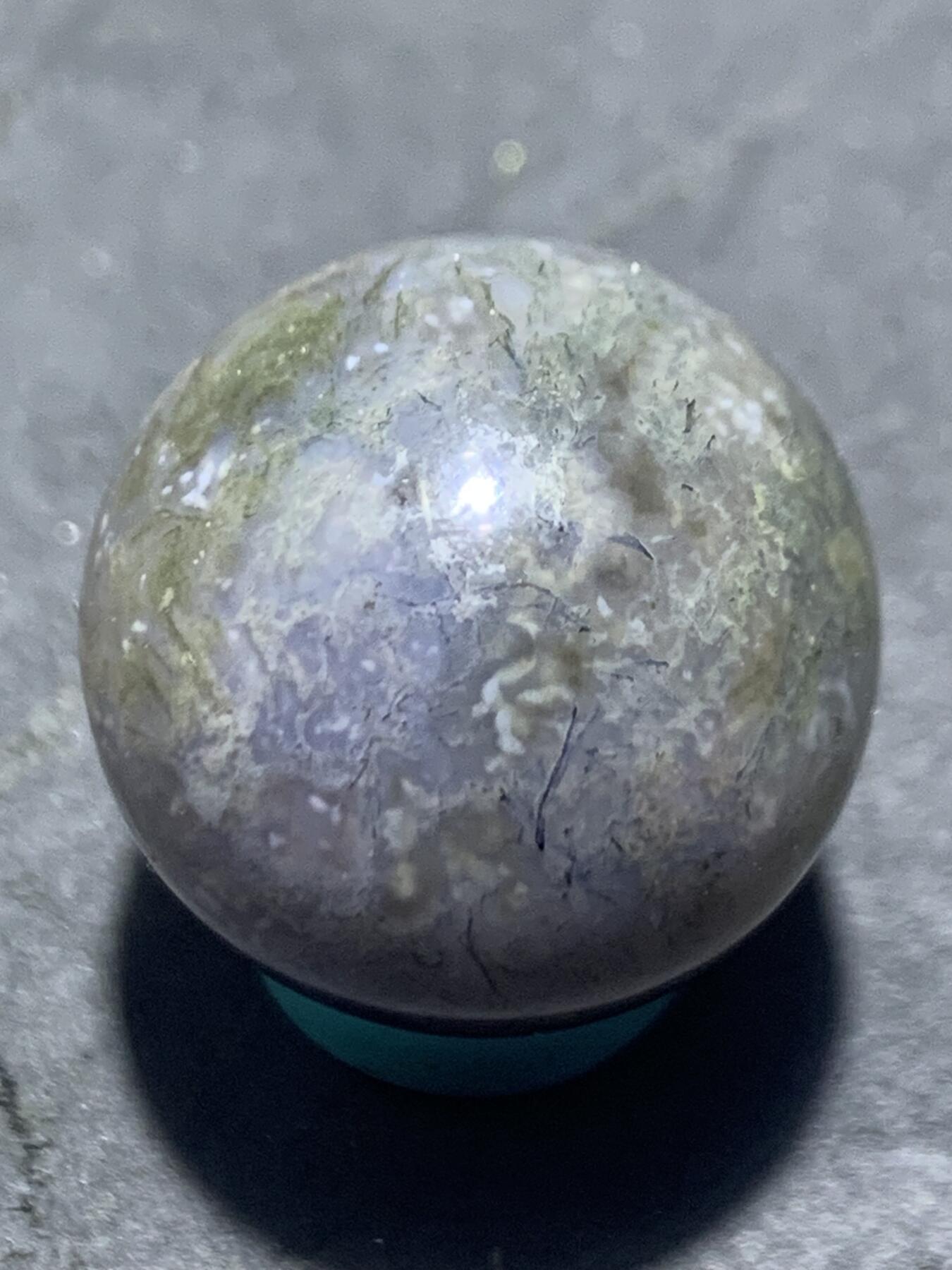精美冻料绿草花纹玛瑙圆珠一颗！