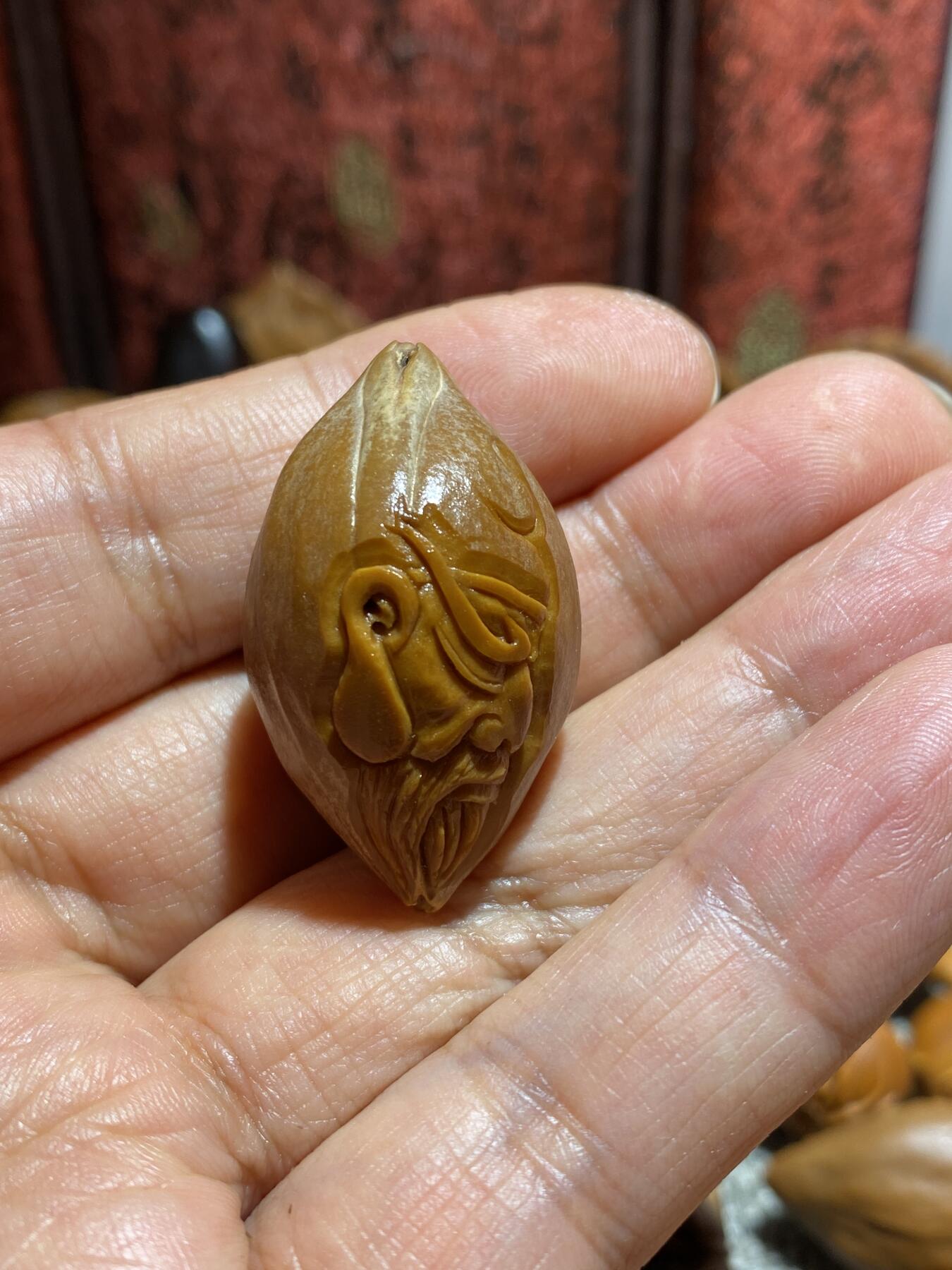 苏工手工核雕年底放漏 福利苏工核雕纯手工雕刻，老籽留刀痕忠义千秋，立体感十足表情丰富，尺寸2。3x3.8喜欢的来价格不贵