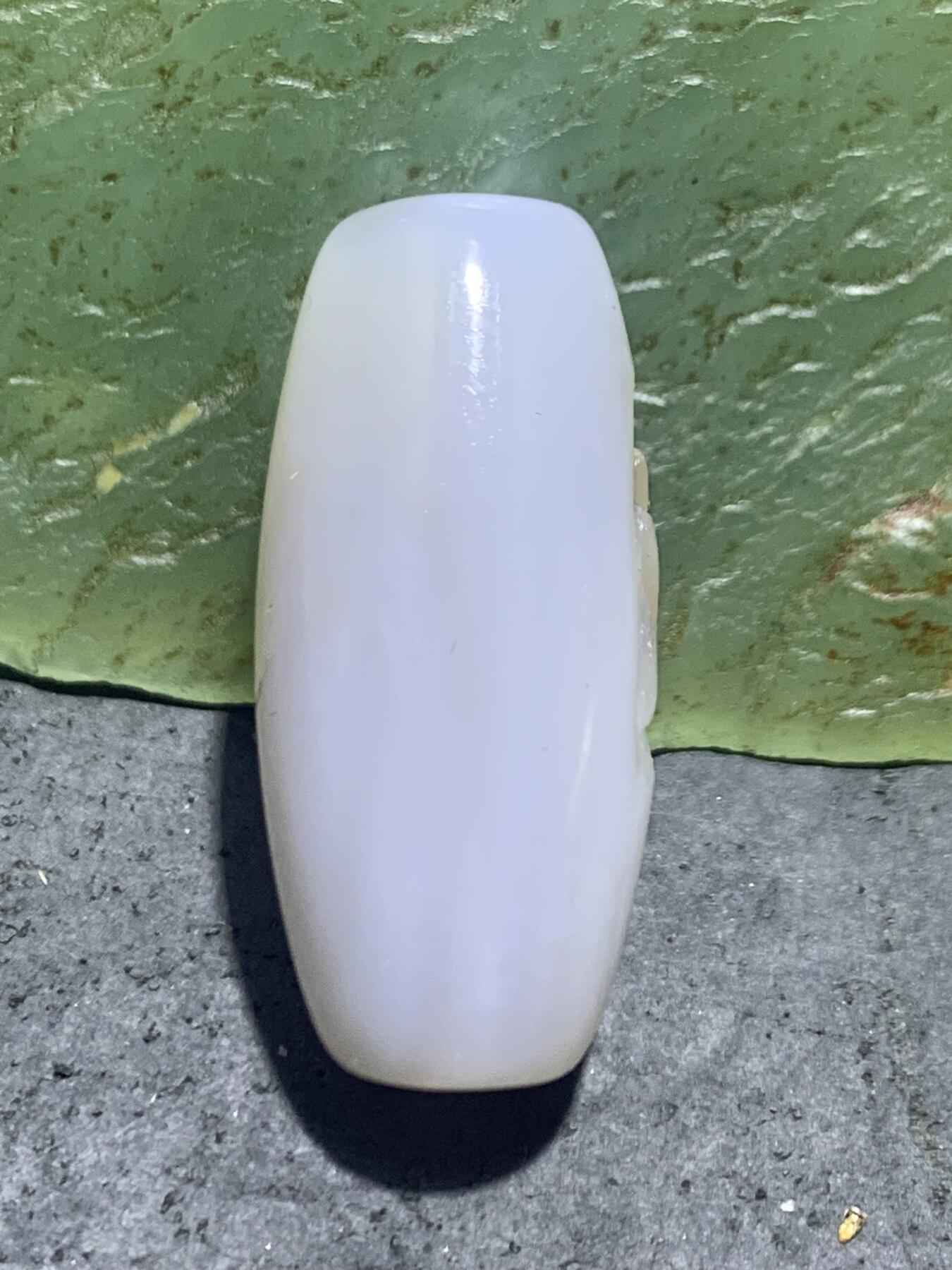 精美亚光高玉化白缠丝玛瑙手工俏色巧雕义字桶珠一个