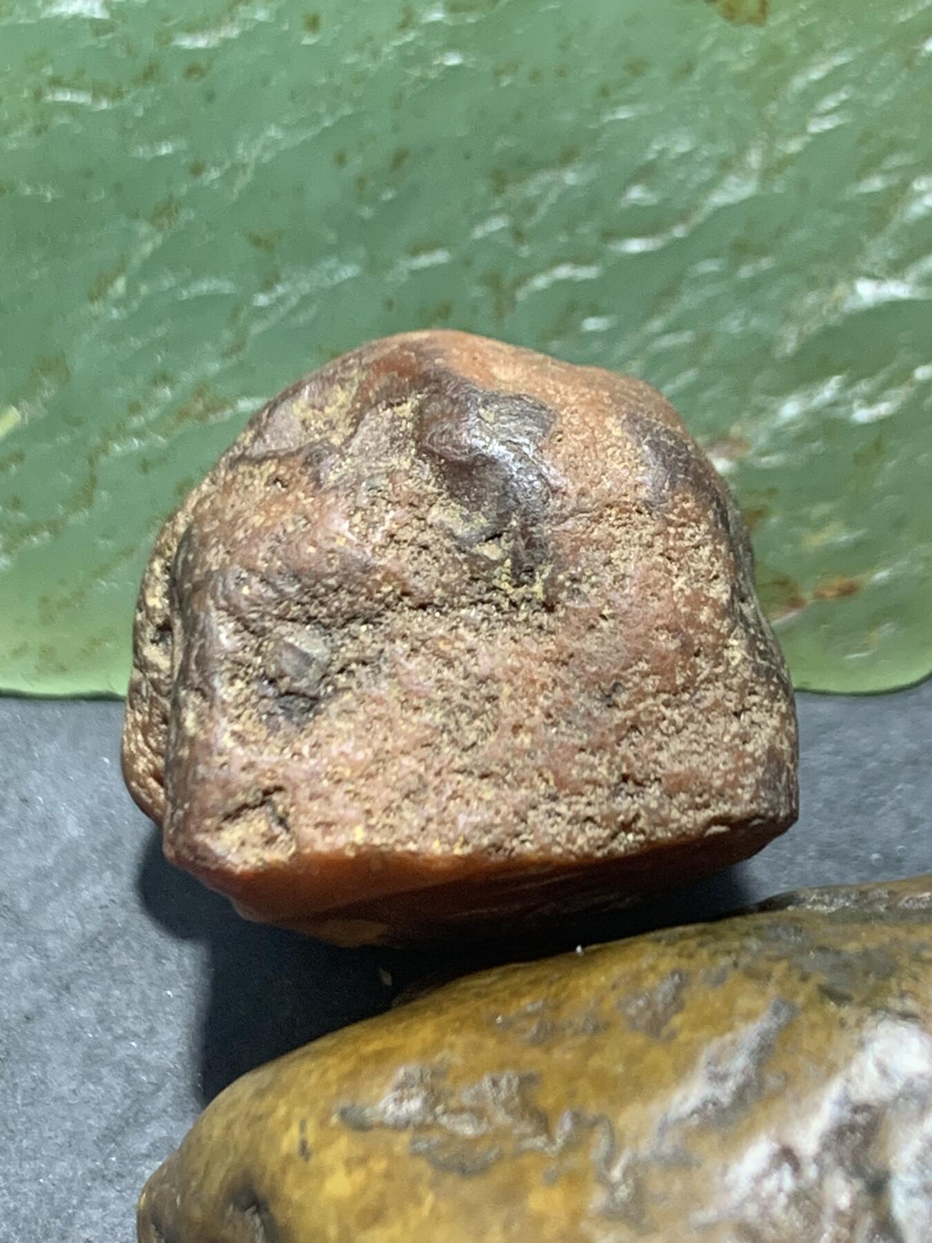 精美红皮红冻料开窗料南红玛瑙原石一颗，