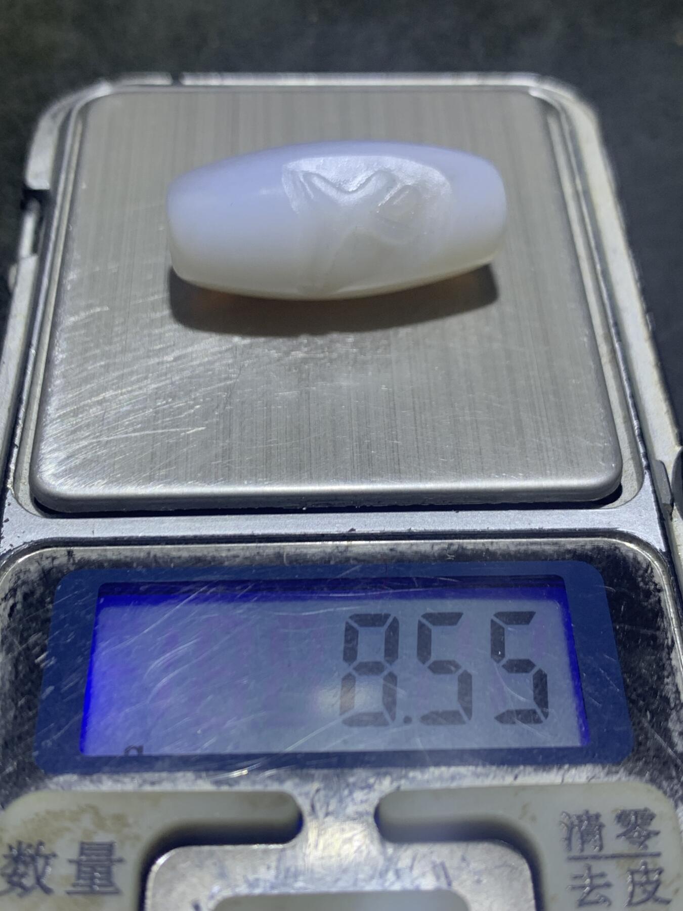 精美亚光高玉化白缠丝玛瑙手工俏色巧雕义字桶珠一个