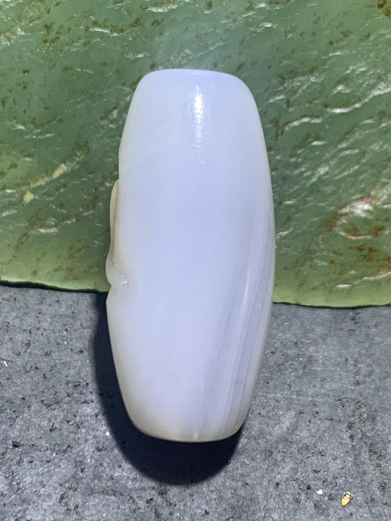 精美亚光高玉化白缠丝玛瑙手工俏色巧雕义字桶珠一个