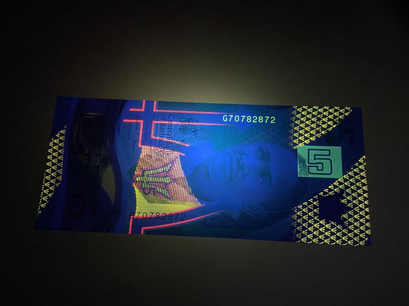 【炜奕收藏】，二十四期，年前最后一期 巴巴多斯5元，UNC品相，荧光漂亮
