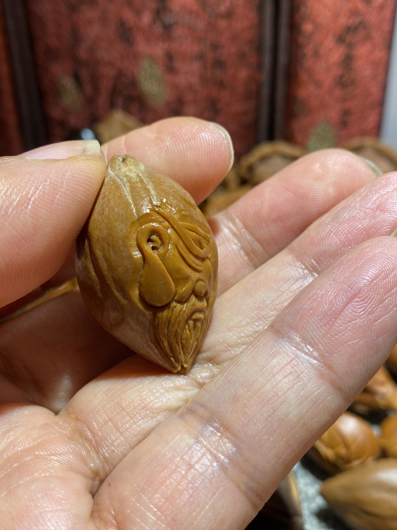 苏工手工核雕年底放漏 福利苏工核雕纯手工雕刻，老籽留刀痕忠义千秋，立体感十足表情丰富，尺寸2。3x3.8喜欢的来价格不贵