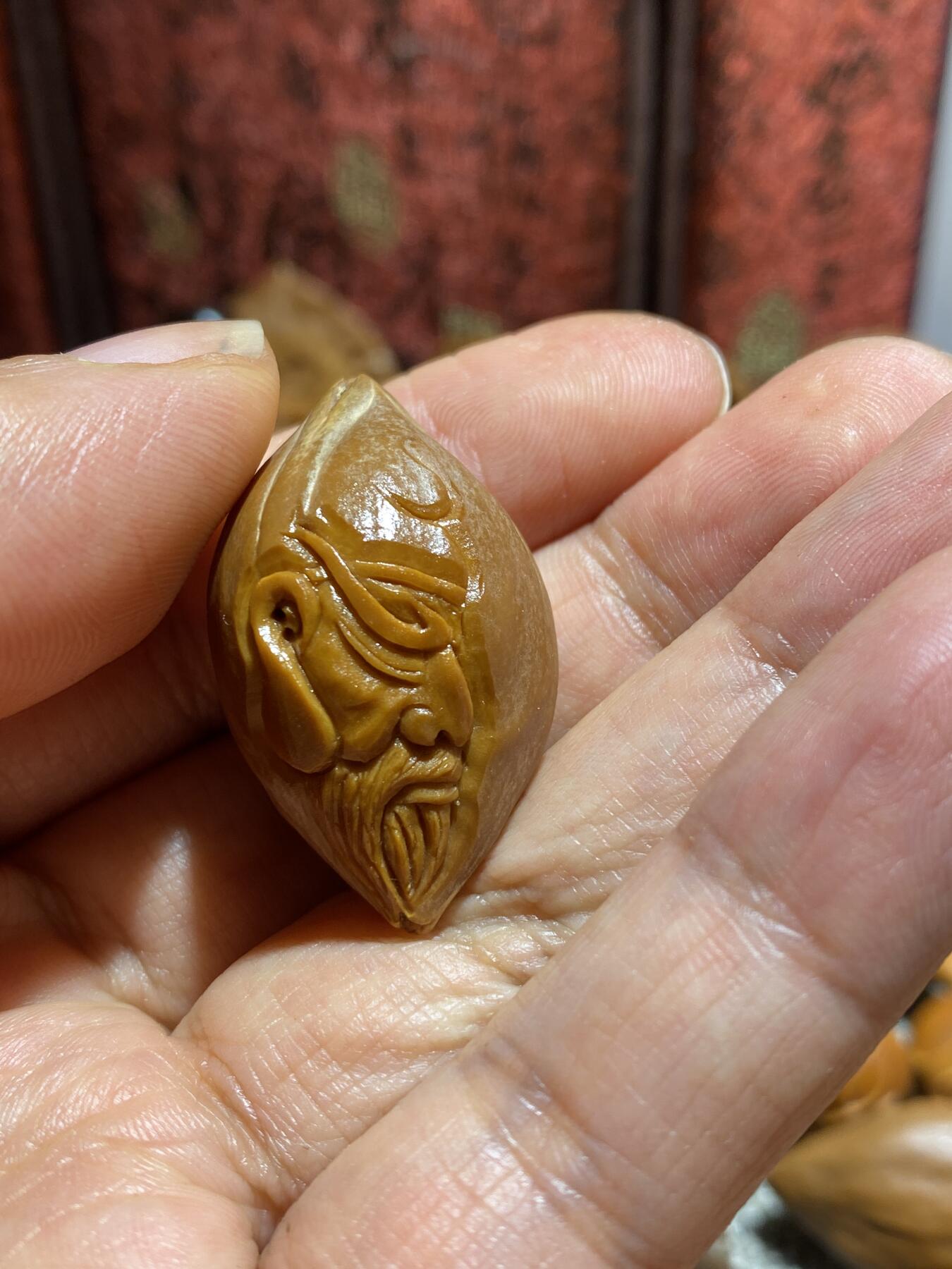 苏工手工核雕年底放漏 福利苏工核雕纯手工雕刻，老籽留刀痕忠义千秋，立体感十足表情丰富，尺寸2。3x3.8喜欢的来价格不贵