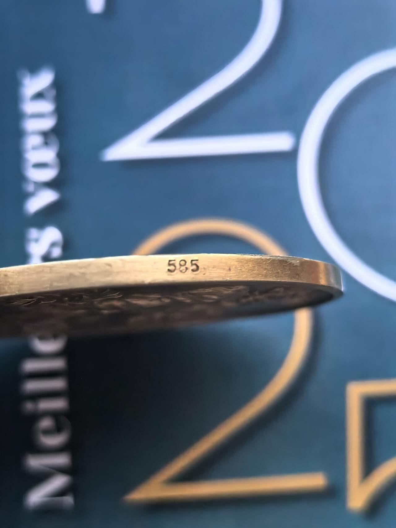 德国汽车俱乐部奖励黄金章，直径45mm42.8克，边铭585，即14K。正面是双手持月桂枝的女孩，奔跑在车轮上，旁边是ADAC的标志。