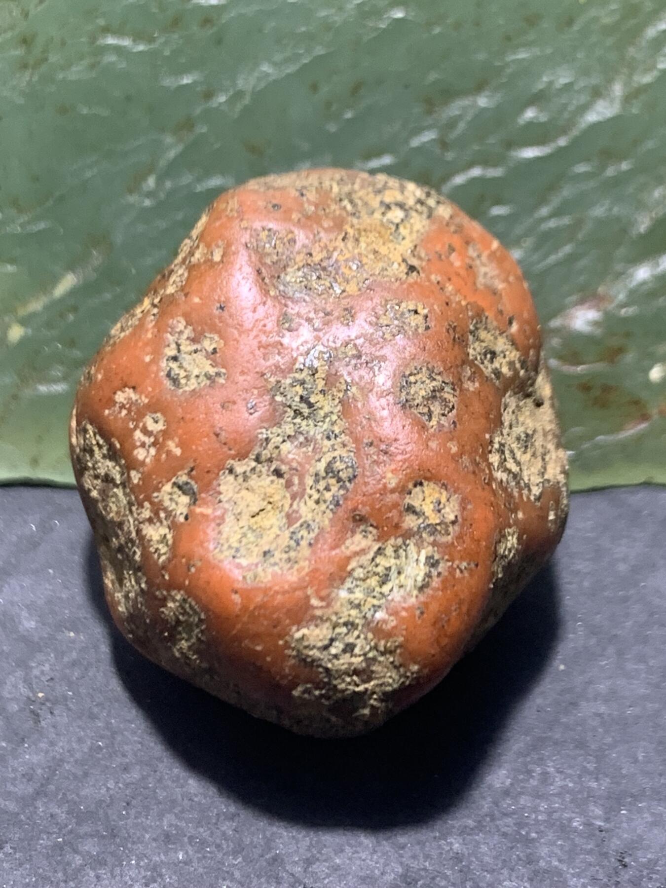 精美红皮柿子红南红玛瑙原石一颗，