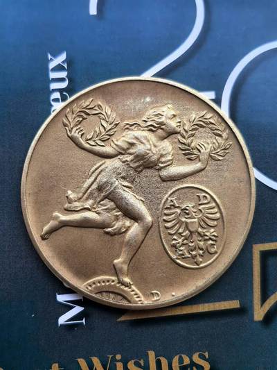 德国汽车俱乐部奖励黄金章，直径45mm42.8克，边铭585，即14K。正面是双手持月桂枝的女孩，奔跑在车轮上，旁边是ADAC的标志。 - 德国汽车俱乐部奖励黄金章，直径45mm42.8克，边铭585，即14K。正面是双手持月桂枝的女孩，奔跑在车轮上，旁边是ADAC的标志。