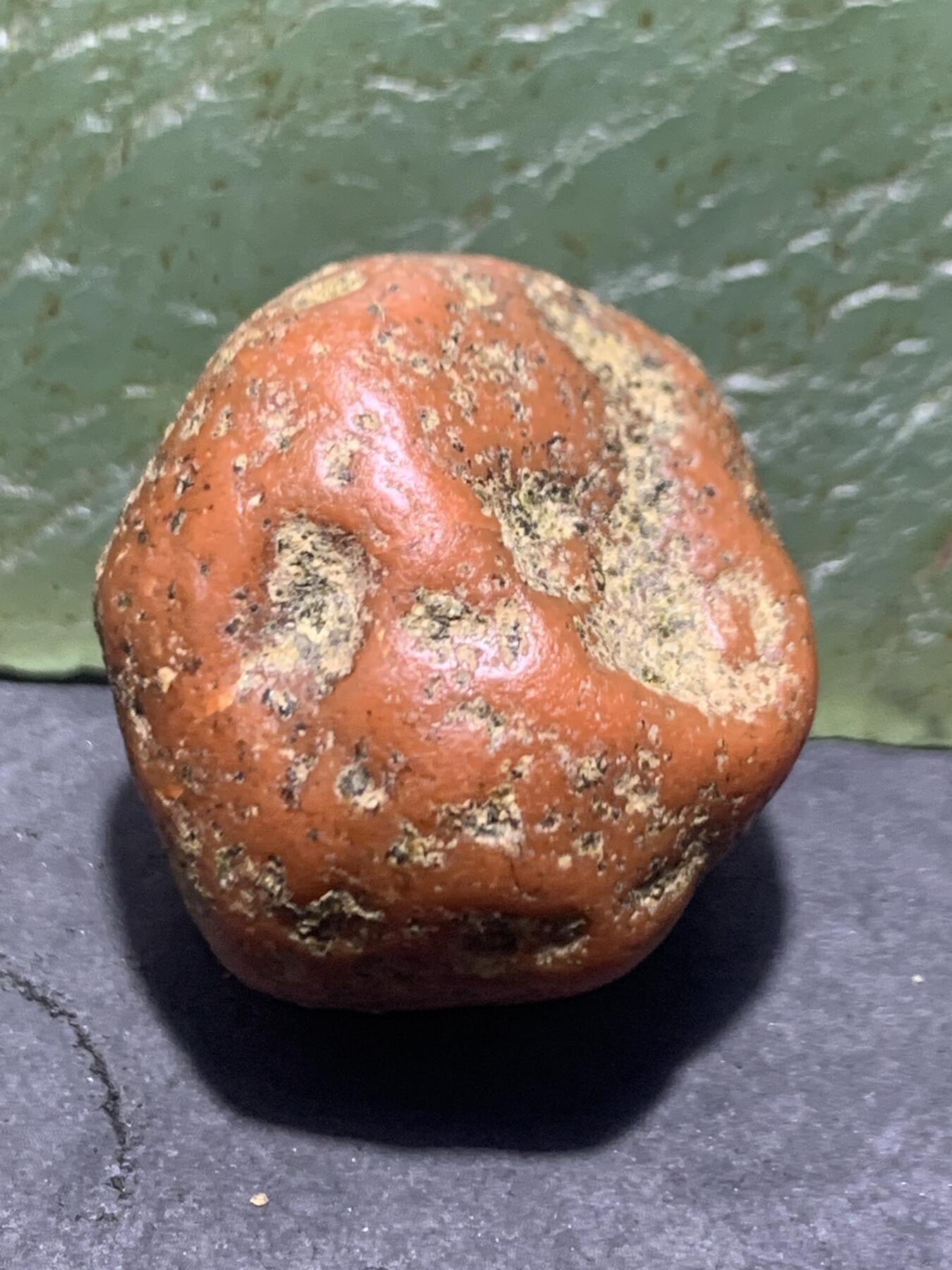 精美红皮柿子红南红玛瑙原石一颗，