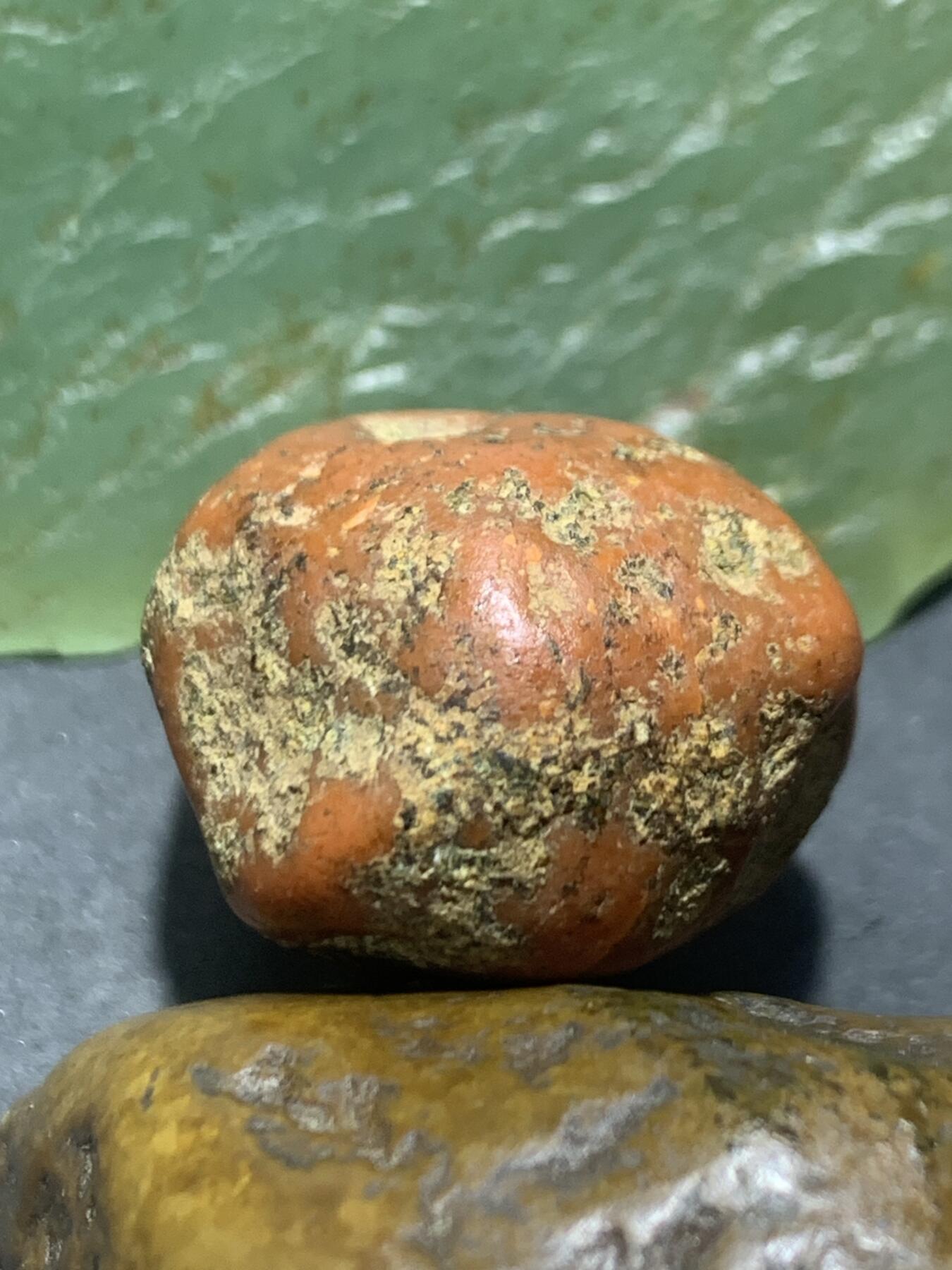 精美红皮柿子红南红玛瑙原石一颗，