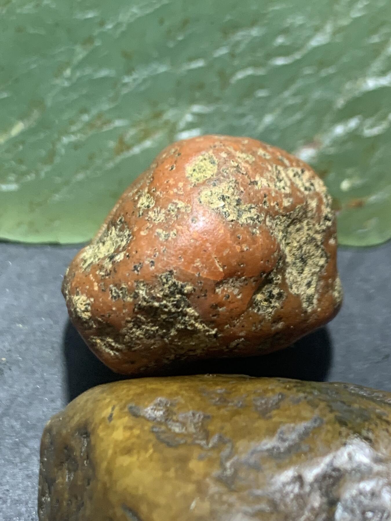 精美红皮柿子红南红玛瑙原石一颗，