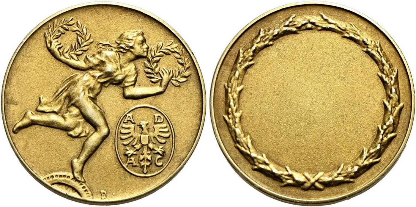 德国汽车俱乐部奖励黄金章，直径45mm42.8克，边铭585，即14K。正面是双手持月桂枝的女孩，奔跑在车轮上，旁边是ADAC的标志。