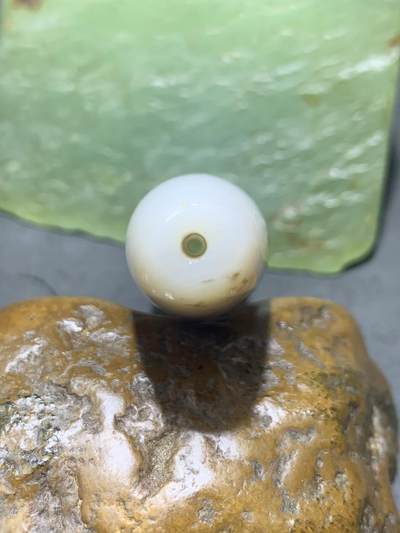 精美高玉化海洋玉髓手工雕刻荷花大桶珠一个！ 精美高玉化海洋玉髓手工雕刻荷花大桶珠一个！