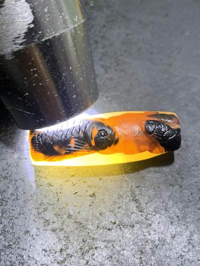 精美亚光高玉化巴西玛瑙手工俏色巧雕双鱼桶珠一个！ 精美亚光高玉化巴西玛瑙手工俏色巧雕双鱼桶珠一个！