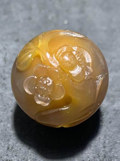 精美高润度冰皮糖心蒙料战国红玛瑙雕刻傲雪寒梅珠子一颗， - 精美高润度冰皮糖心蒙料战国红玛瑙雕刻傲雪寒梅珠子一颗，