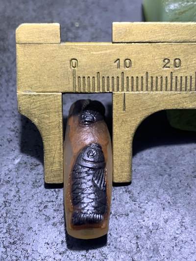 精美亚光高玉化巴西玛瑙手工俏色巧雕双鱼桶珠一个！ 精美亚光高玉化巴西玛瑙手工俏色巧雕双鱼桶珠一个！