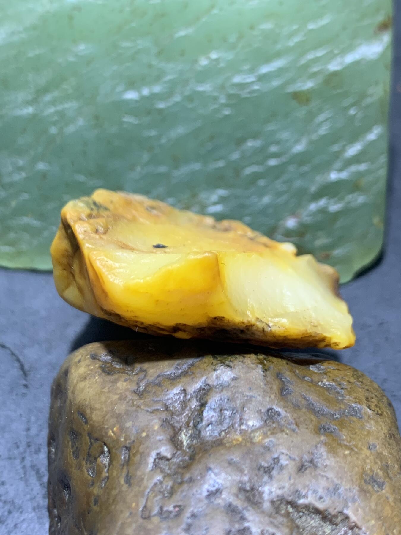 放福利！精美天然地表风化纹金丝玉籽料原石一块！