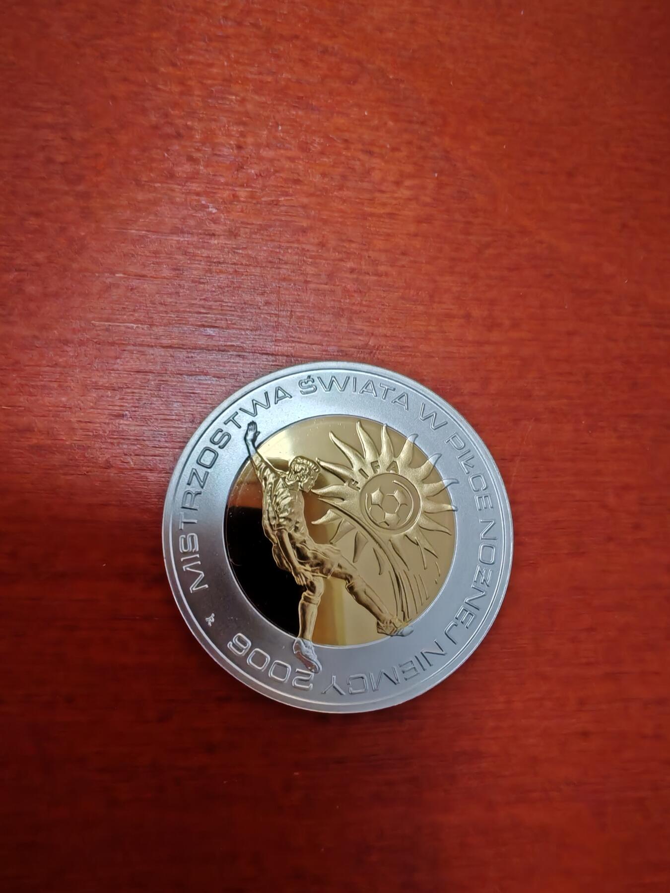 长老汇龙年精选第四十八场拍卖 2006波兰世界杯10兹罗提镀金精制银币，外圈银，内圈银镀金（1）