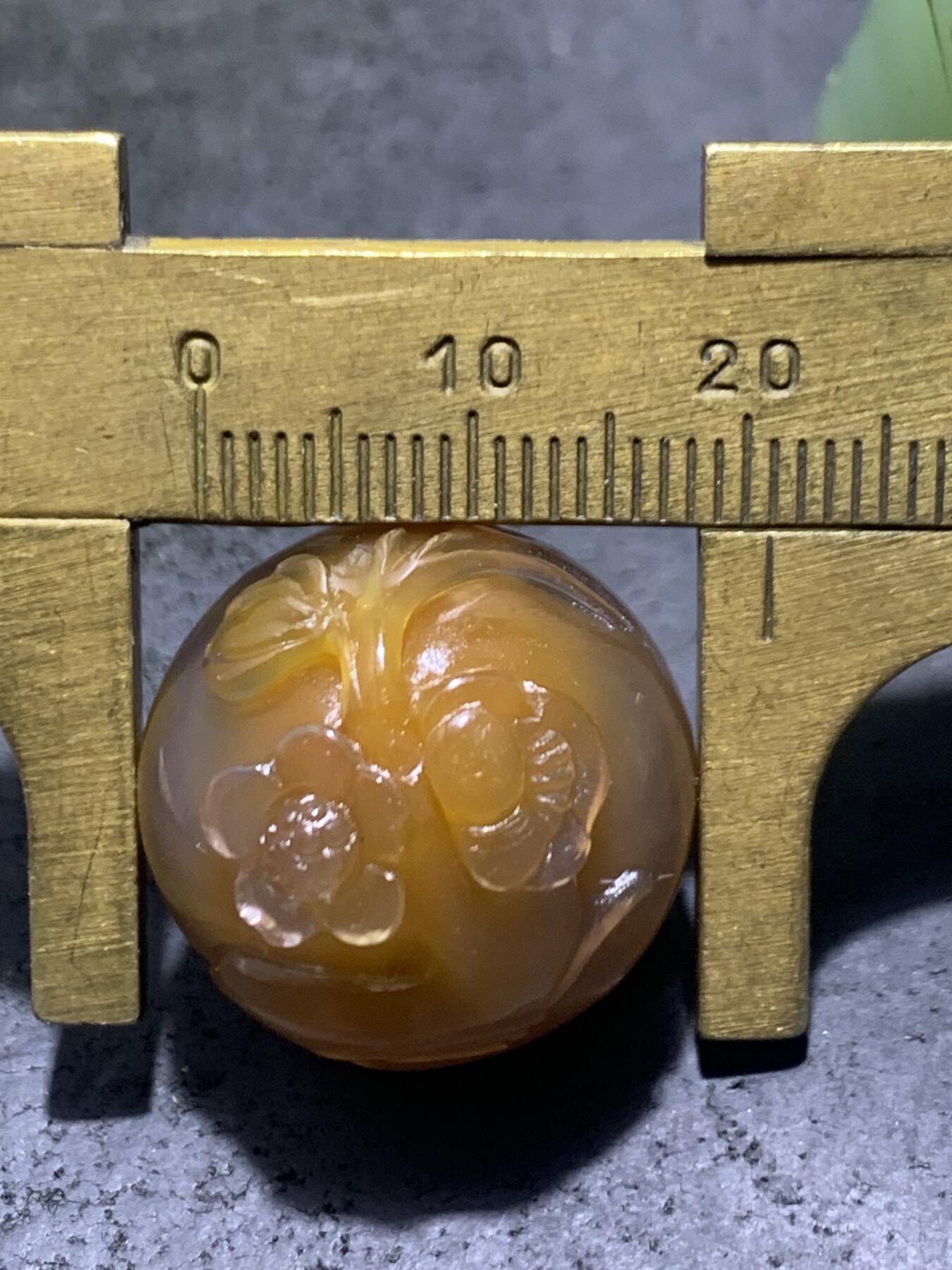 精美高润度冰皮糖心蒙料战国红玛瑙雕刻傲雪寒梅珠子一颗，